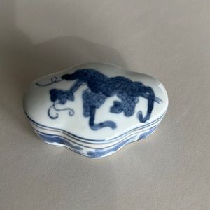 Vintage Williams Sonoma Chinoiserie Small Rounded Box in Blue and White
